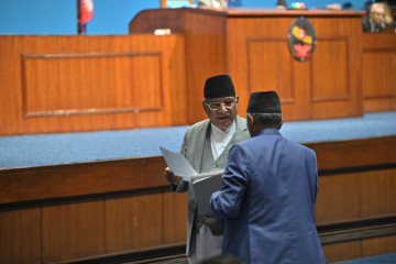 सदनमा जब प्रधानमन्त्रीले देउवा र ओली खोजे...